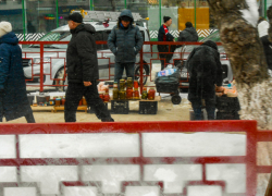 Камышане устроили распродажу закаток на стихийном рынке на улице Ленина - его судьбу в администрации Станислава Зинченко обещают все же решить