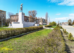 В Камышине перед 22 апреля подмели у памятника Ленину на площади