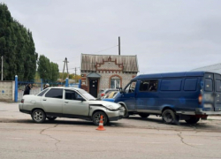 В городе Петров Вал Камышинского района в центре не разъехались две машины, пассажирке одного из автомобилей сломали руку