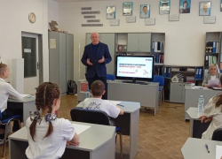 Председатель Камышинской городской думы Владимир Пономарев охватил своим присутствием не только взрослый, но и детский диктант