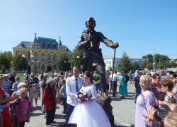 В Камышине теперь можно поздороваться за руку с царем, прославившим местный арбуз