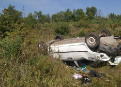 Дама за рулем "Лады Гранты" не удержала машину на спокойной сельской дороге и отправилась к хирургам вместе с пассажиркой 