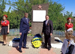 В сельском поселении Волгоградской области глава случайно возложил к мемориалу венок не того "политического цвета"