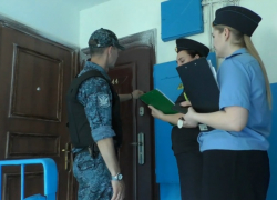 В Камышине к владелице квартиры, задолжавшей за "коммуналку" 57 тысяч, нагрянули судебные приставы