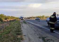 На трассе в Камышинском районе столкнулись три автомобиля, к хирургам попали двое путешественников