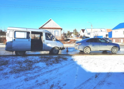 В Камышине "ГАЗ" неудачно "догнал" впереди идущую "Ладу" и отправил водителя легковушки в больницу