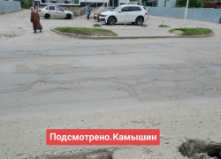 Камышане показали в соцсетях место на дороге в 6-м микрорайоне, где можно переломать ноги