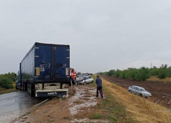 В Заволжье в Николаевском районе одно ДТП "наехало" на другое: трое попали к хирургам