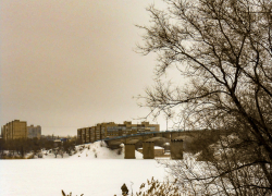 Камышан насторожила бетонная крошка, осыпающаяся на лед с Бородинского моста (ВИДЕО)