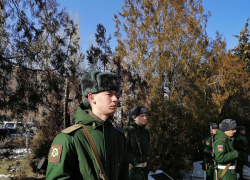 А отдохнуть мальчишки и девчонки присаживались на памятные плиты погибшим героям, - камышанка