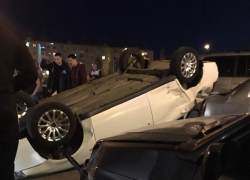 В соцсетях выложили фото ДТП у железнодорожного вокзала в Камышине с перевернутым автомобилем