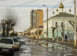 В Камышине дождь "смывает" асфальт с дорог, и в городе выборочно начали заделывать ямы кирпичом