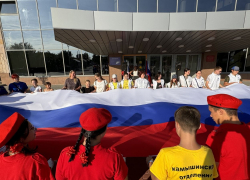 Огромный символический триколор развернули участники патриотической молодежной акции в Камышине