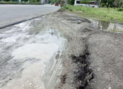 Камышане напомнили властям города о развороченной автобусной остановке