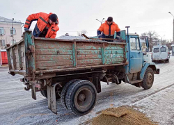 В Камышине готовятся с гололеду и разбрасывают песок на дорогах и остановках