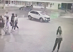 Полиция просит помощи в установлении личности граждан - фигурантов инцидента с избиением металлической тростью у ДК "Текстильщик" в Камышине (ВИДЕО)