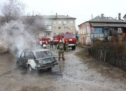 В Камышине у администрации города пожарным пришлось тушить полыхнувший автомобиль с водителем внутри