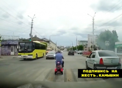Камышане улыбаются в соцсетях: в городе появился новый вид транспорта - "табуретка" (ВИДЕО)