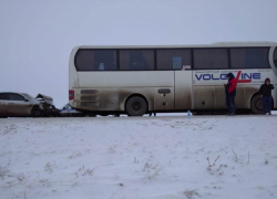 На "федералке" 23-летний таксист влетел с полным салоном под автобус "МАН"