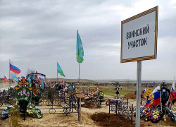 На участке воинских захоронений в Камышине родственники погибших героев СВО провели "планерку" для первого заместителя главы города Дмитрия Резвова