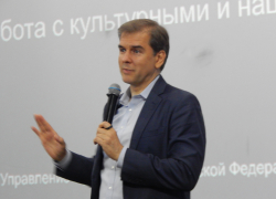 На российском медиафоруме в Сочи  к журналистам пришел пообщаться начальник Управления по общественным проектам Администрации Президента РФ
