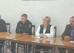 В Камышинском районе провели совещание с участием силовиков в селе, где компактно проживают цыгане: о чем говорили