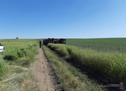 На проселочной дороге неожиданно завалился на бок КАМАЗ