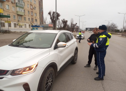 В Камышине сотрудники ГИБДД вышли проверять, все ли водители "переобулись"