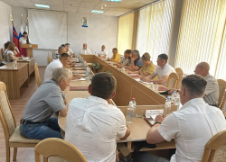 Депутаты Камышинской городской думы перед обсуждением вопроса о мемориальных досках погибшим на Украине камышанам  почтили их память минутой молчания