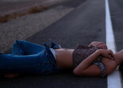 В Камышине пьяная девушка среди ночи разбудила жителей третьего городка воплями, а потом улеглась на проезжую часть дороги