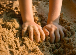 Шок: 9-летний школьник задохнулся насмерть под грудой песка на площадке у дома