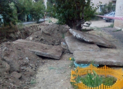 В Камышине "копатели"-коммунальщики завалили плитами зеленые уголки во дворе
