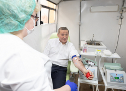 Андрей Бочаров в День донора сдал кровь для бойцов СВО, последует ли глава Камышина примеру губернатора - неизвестно