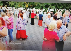 В Камышине местная телестудия "Акценты" продемонстрировала, как "зажигают" в парке на танцах пенсионеры - осенью, будто весной! 