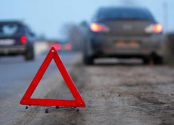 Renault Sandero влетел в столб в Камышине из-за пьяного водителя 