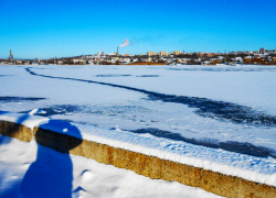 Бесшабашные камышане пытаются путешествовать по едва замерзшей реке