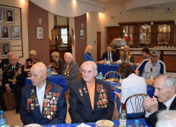 Главы Камышина вместе с ветеранами хором спели "День Победы"
