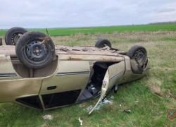 В Волгоградской области дама-водитель "уронила" автомобиль на крышу и отправилась к хирургам