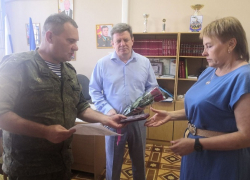 В Камышине родных погибших героев пригласили в военкомат, чтобы передать им ордена бойцов