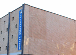 Выпускники медицинского колледжа в Камышине обиделись на выпускной в спортзале