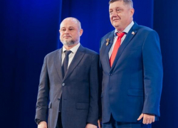 Создатель сети "Блокнот" Олег Пахолков удостоен Знака Почета "За заслуги перед Волгодонском": награду вручил экс-начальник волгоградского Главка МВД, а ныне мэр Дмитрий Вельможко (ВИДЕО)