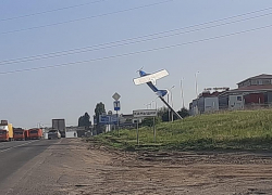 Стало понятно, что самолет на въезде в Камышин у завода "Ротор" популяризирует не родину Маресьева, а отель бизнесмена Дмитрия Крикунова