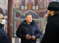 Губернатор Андрей Бочаров о "величественности работ" в обновленном храме Александра Невского