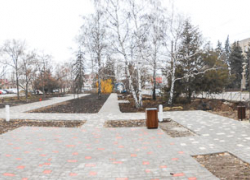 В Камышине на реконструируемой площади Павших борцов появились скамейки под навесами