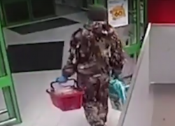 Вор схватил с полок "Пятерочки" памперсы, бананы, капусту и пустился наутек (ВИДЕО)