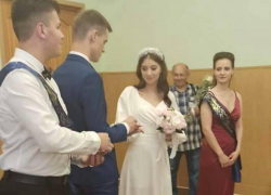 Депутат камышан в Госдуме Алексей Волоцков отследил одну из свадеб и поздравил жениха и невесту в своем телеграм-канале: от себя и от "Единой России"