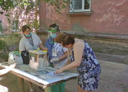 В Камышине члены участковых избирательных комиссий организовали голосование на лавочках под открытым небом