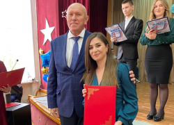 Спикер Камышинской городской думы Владимир Пономарев провел праздничную фотосессию в педколледже, обнимая виновниц торжества