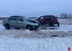 Опять "встречка": водителя "вытолкнули" с дороги между Жирновском и Камышином, он попал к хирургам