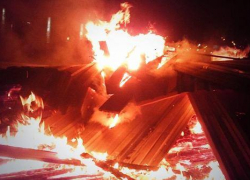 Под Камышином в пожаре сгорело 35 метров забора